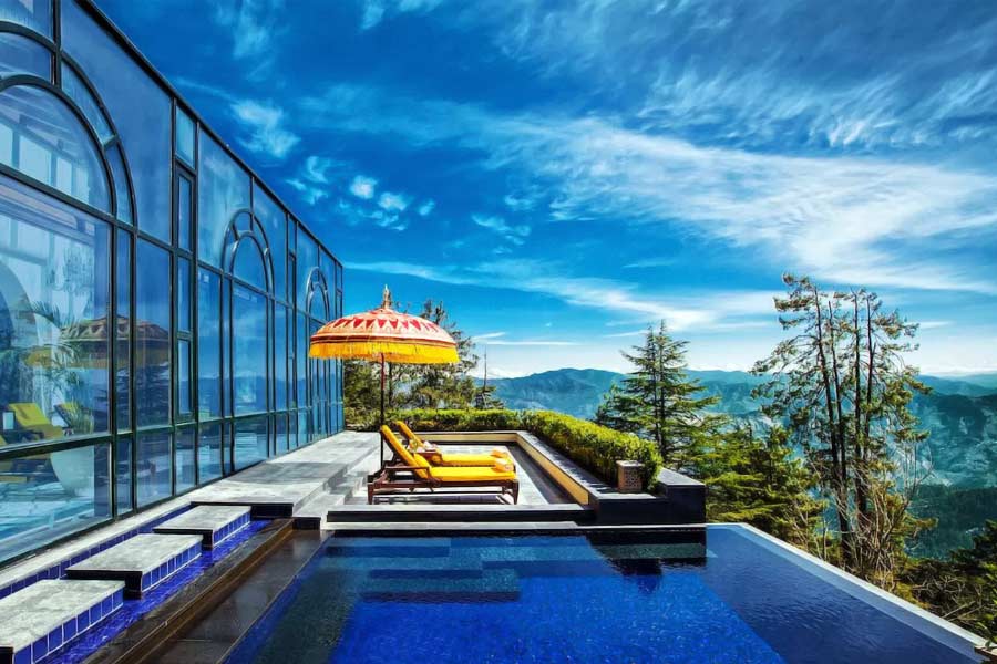 পাহাড় হোক বা সমুদ্র— এক এক জনের পছন্দ এক এক রকম। বিশ্বের নানা প্রান্তে এমন কয়েকটি রিসর্ট রয়েছে যেখানে প্রতিটি ঘর থেকে পাহাড় এবং সমুদ্রের সৌন্দর্য উপভোগ করা যায়। শুধু তাই নয়, এই সব রিসর্ট থেকে পাহাড়ের শোভা দেখতে অনেকেরই বুক কেঁপে যেতে পারে।