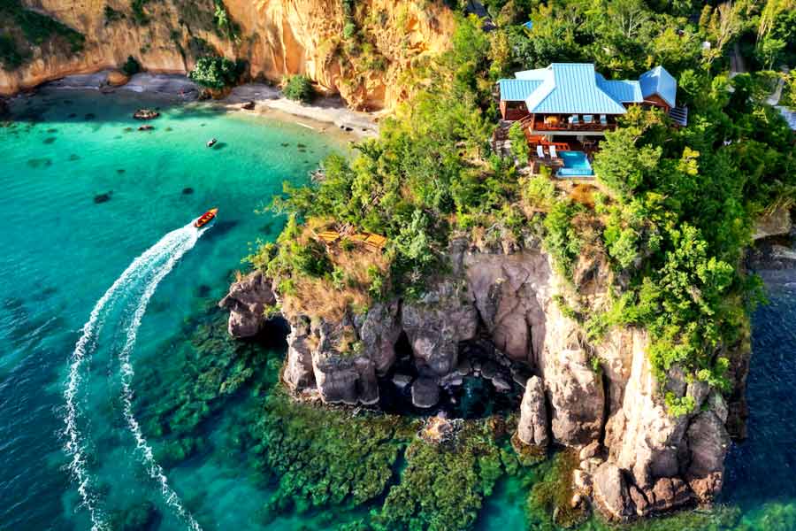 পাহাড় এবং সমুদ্রে ঘেরা ক্যারিবিয়ান দ্বীপপুঞ্জের একটি দ্বীপ ডমিনিকা। যাঁরা পাহাড় এবং সমুদ্র— দুইয়ের স্বাদ এক জায়গায় খুঁজে পেতে চান, তাঁদের জন্য ডমিনিকার ‘সিক্রেট বে’ রিসর্টটি উপযুক্ত।