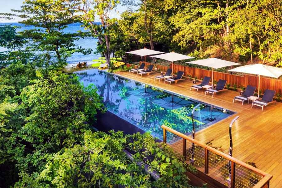 পাহাড়ের চূড়ায় গড়ে ওঠা ‘সিক্রেট বে’ একটি ভিলা রিসর্ট। সুইমিং পুল থেকে শুরু করে তার সামনে বসার জায়গা, বিশাল রান্নাঘর— সবই রয়েছে এই রিসর্টে।