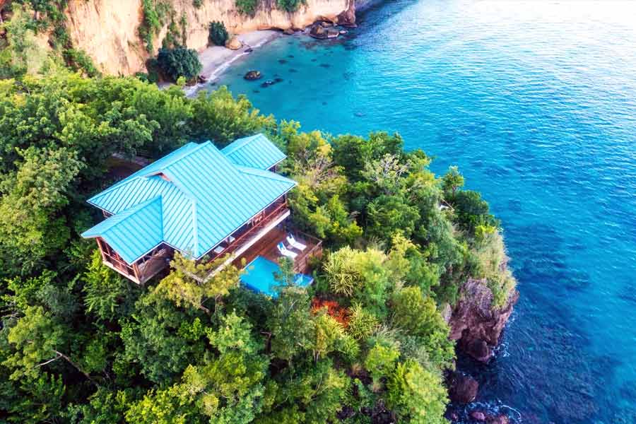 ‘ট্রি হাউস’-এর মধ্যে স্পায়ের সুবিধাও পাওয়া যায় এই রিসর্টে। শুধু তাই নয়, অ্যাডভেঞ্চারপ্রেমী মানুষ এই রিসর্টে থাকলে ডাইভিং‌ এবং হাইকিংয়ের মতো অ্যাডভেঞ্চার উপভোগ করতে পারেন।