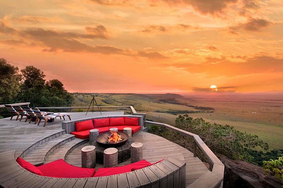 আফ্রিকার কেনিয়ার মাসাই মারা পর্যটনকেন্দ্র হিসাবে বিশ্বখ্যাত। মাসাই মারায় একটি বিখ্যাত সাফারি রিসর্ট ‘অঙ্গমা মারা’। সোয়াহিলি ভাষায় এর অর্থ ‘বাতাসের মাঝে স্থগিত’।