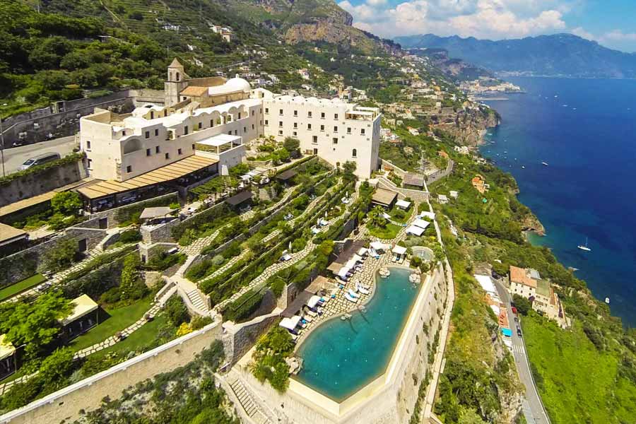 ইটালির আমালফি উপকূলে পাহাড়ের ধাপ কেটে তৈরি করা হয়েছে ‘মোনাস্টেরো সান্টা রোসা হোটেল অ্যান্ড স্পা’ রিসর্ট।