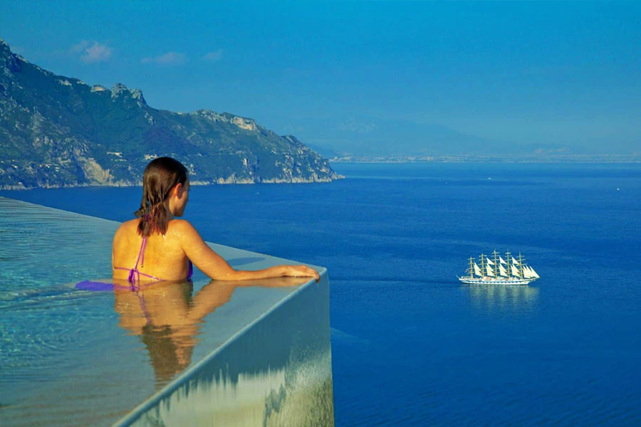 আমালফি, পোসিটানো, রাভেলো শহর থেকে ‘মোনাস্টেরো সান্টা রোসা হোটেল অ্যান্ড স্পা’ রিসর্টে পৌঁছতে ২০ মিনিট সময় লাগে। নৌকা বা গাড়ি করে এই রিসর্টে যাওয়া যায়।