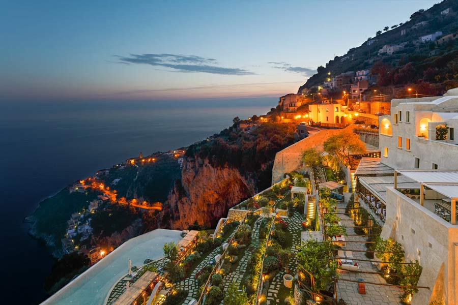 ‘মোনাস্টেরো সান্টা রোসা হোটেল অ্যান্ড স্পা’ রিসর্টের সামনে পাঁচটি ধাপে কাটা বাগান রয়েছে। এই বাগানে বসে খাওয়াদাওয়াও করা যেতে পারে।