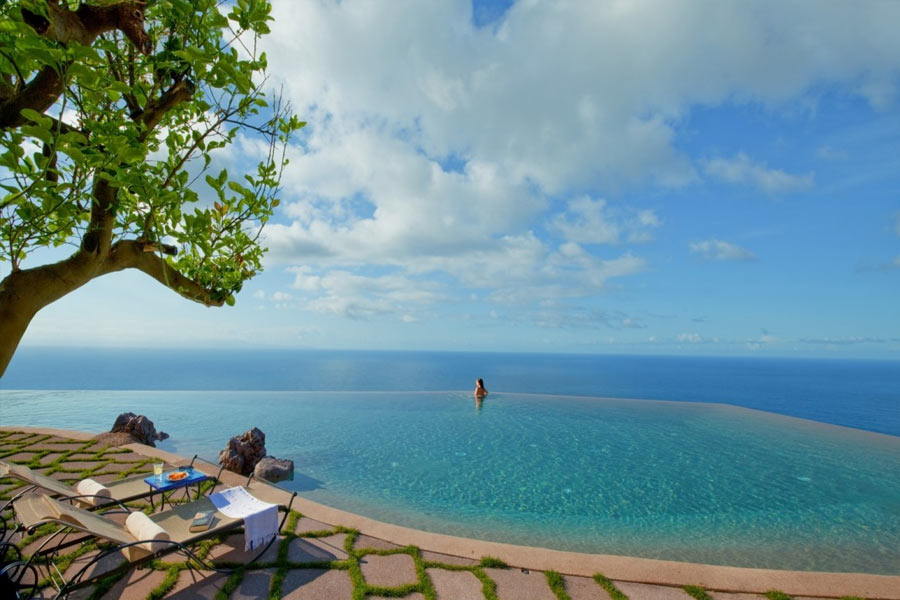 ‘মোনাস্টেরো সান্টা রোসা হোটেল অ্যান্ড স্পা’ রিসর্টের বাগানের সামনেই রয়েছে ‘ইনফিনিটি পুল’। এই পুল থেকে সমুদ্র, পাহাড় এবং শহরের সুন্দর দৃশ্য উপভোগ করা যায়।