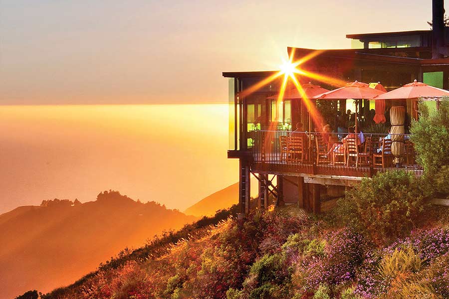 ক্যালিফর্নিয়ায় পাহাড়ের কোলে রয়েছে ‘পোস্ট রাঞ্চ ইন’ রিসর্ট। সমুদ্রপৃষ্ঠ থেকে ১,২০০ ফুট উপরে এই রিসর্ট গড়ে উঠেছে।