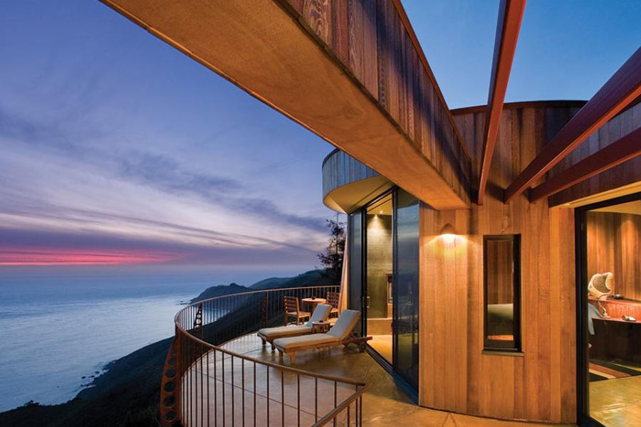 ‘পোস্ট রাঞ্চ ইন’ রিসর্টটির মূল আকর্ষণ কাচে ঘেরা রেস্তরাঁ। পাহাড়ের কোলে এই রেস্তরাঁটি এমন ভাবে বানানো হয়েছে যেন দেখে মনে হবে, মাঝ আকাশ থেকে রেস্তরাঁটি ঝুলছে।