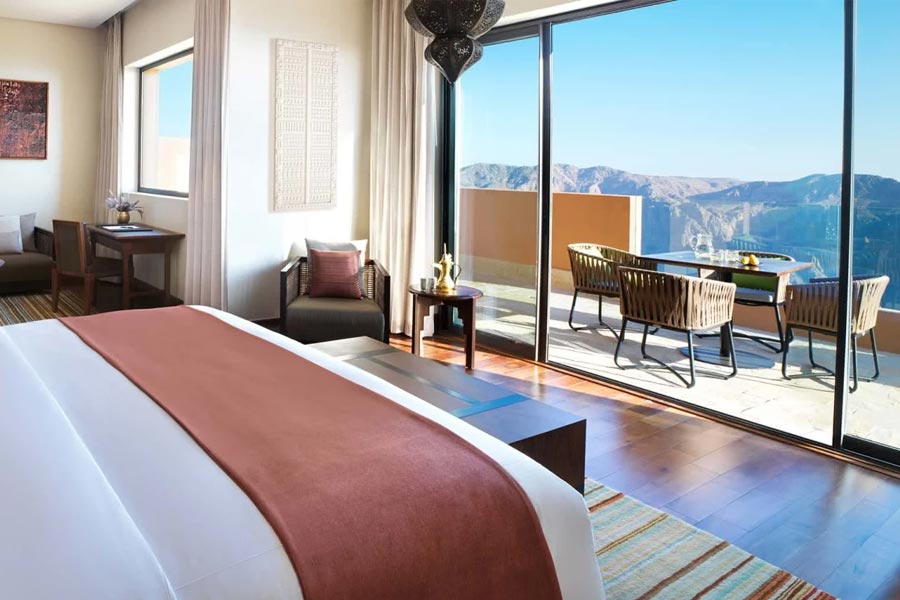 ‘অনন্তরা আল জাবাল আল আখদার রিসর্ট’-এ মোট ১১৫টি ঘর রয়েছে। রয়েছে ৬টি রেস্তরাঁও। এই রিসর্টের অতিথিরা পাহাড়ের গায়ে যে গ্রামগুলি রয়েছে সেখানে ঘুরতে যেতে পারেন। রিসর্টের তরফে পাহাড়ের আশপাশে বাইক নিয়ে ঘুরে বেড়ানোর আয়োজনও করা হয়।