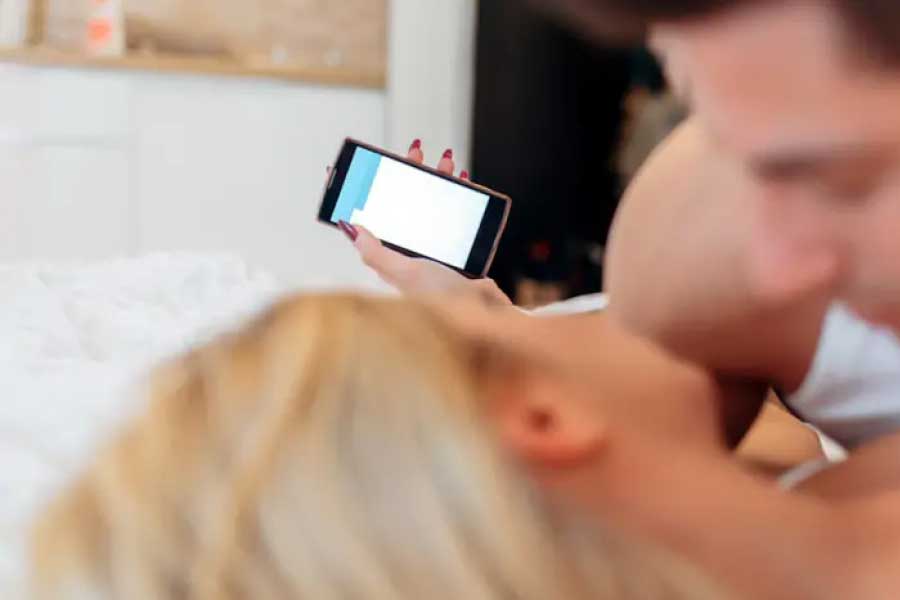 ফোনে প্রেমিকের নাগাল না পেয়ে যখন অস্থির ওই তরুণী, তখন অন্য এক সুন্দরী তরুণীর সঙ্গে হুল্লোড়ে মেতে রয়েছেন সেই যুবক। 