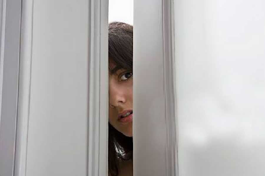 প্রেমিকের বাড়ির কাছেই থাকতেন ওই তরুণী। বহু বার ফোন করেও প্রেমিকের থেকে কোনও সাড়া না পেয়ে তাঁর বাড়িতে যাওয়ার সিদ্ধান্ত নেন ওই তরুণী। আর তার পরই ঘটে যায় সেই মর্মান্তিক পরিণতি। 