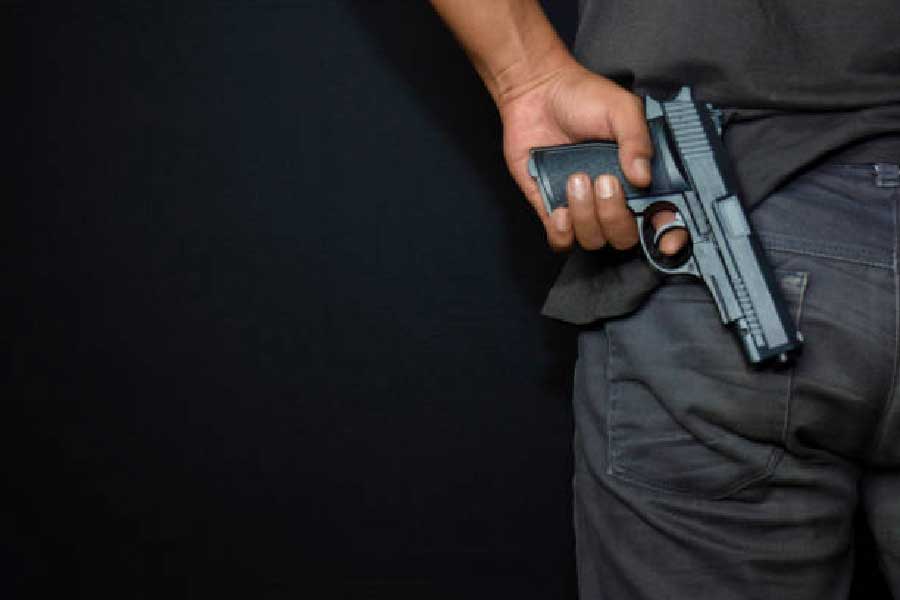 স্ট্রিপারের সঙ্গে ঘনিষ্ঠ হয়ে সে সময় টিভি দেখছিলেন ওই যুবক। এমন সময়ই দরজায় ধাক্কা মারেন তাঁর প্রেমিকা। 