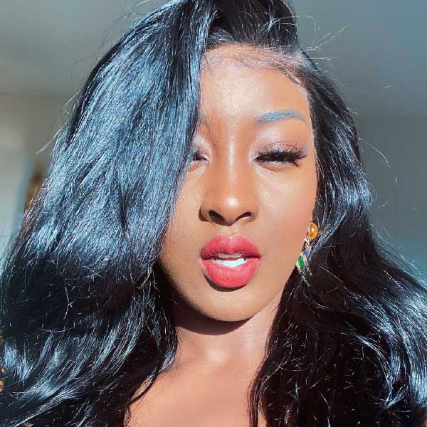 অসময়ে তাঁর বাড়িতে প্রেমিকার আগমন মোটেই ভাল চোখে দেখেননি ওই যুবক। অভিযোগ, প্রেমিকা এসেছেন, সেটা বোঝার পরই হাতে পিস্তল তুলে নেন তিনি। তার পর দরজা খুলে প্রেমিকাকে লক্ষ্য করে গুলি চালান। 