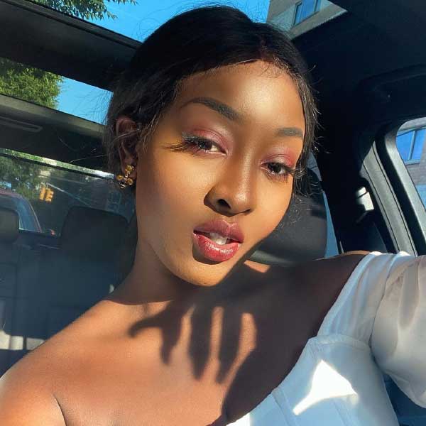 মেয়ের হত্যার বিচার চেয়ে সরব হয়েছেন তরুণীর মা। তাঁর কথায়, ‘‘আমার মেয়ের বিচার চাই। এতে ওর আত্মা শান্তি পাবে। ওই ছেলেটা আমার মেয়ের জীবন কেড়ে নিয়েছে।’’