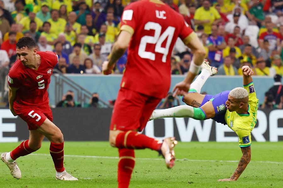 বিশ্বকাপের শুরুর ম্যাচেই কাতারের মাঠে তিনি জাদু দেখিয়েছেন। পায়ে বল নিয়ে লিখে ফেলেছেন ইতিহাস। ব্রাজিলের রিচার্লিসনের সাইড ভলিতে অনবদ্য দ্বিতীয় গোলটির কথা রাতজাগা ফুটবলপ্রেমীরা মনে রেখে দেবেন অনেক দিন।