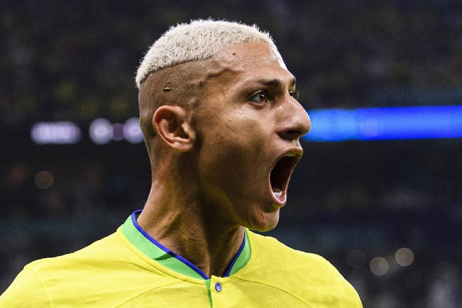 খেলার বয়স তখন ৭৩ মিনিট। বক্সের মধ্যে থাকা রিচার্লিসনকে প্রায় ঘিরে রেখেছেন সার্বিয়ার তিন ফুটবলার। বাঁ দিক থেকে ভিনিসিয়াস জুনিয়রের ক্রসে বক্সের দিকে ভেসে আসা বলটা মাটিতে পড়তেই দেননি রিচার্লিসন। প্রথম ছোঁয়ায় বলটা নিজের সামনে একটু তুলে নেন। তার পরে অসামান্য সাইড ভলিতে জড়িয়ে দেন জালে। 