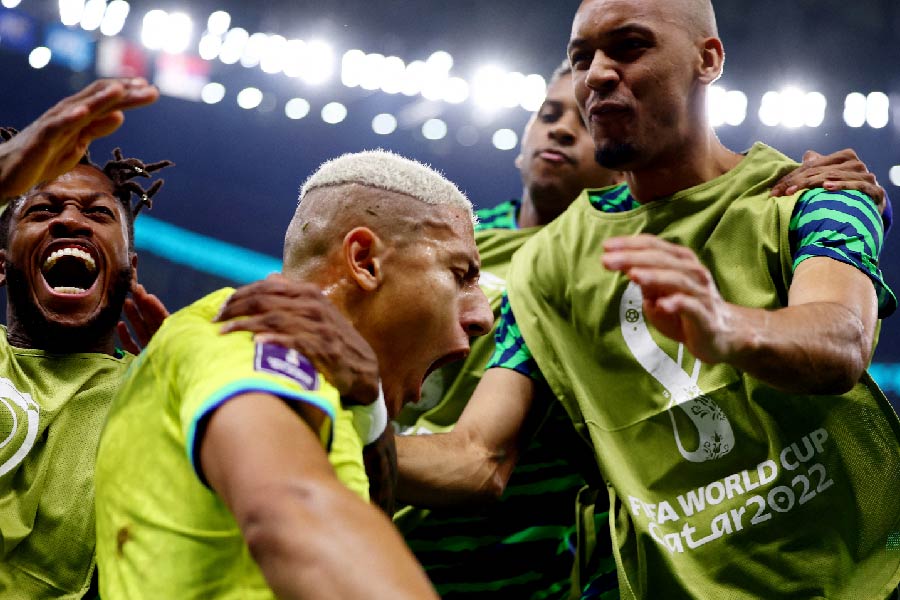 বিশ্বকাপ খেলতে নেমে প্রথম ম্যাচেই রিচার্লিসনের এই গোল বুঝিয়ে দিয়েছে ব্রাজিলের ফুটবল দেখতে এখনও কেন রাতের পর রাত জেগে থাকেন ফুটবলপ্রেমীরা। ঘটনাচক্রে, সেই ম্যাচের ৬২ মিনিটে ব্রাজিলের প্রথম গোলটিও দিয়েছিলেন তিনিই। 