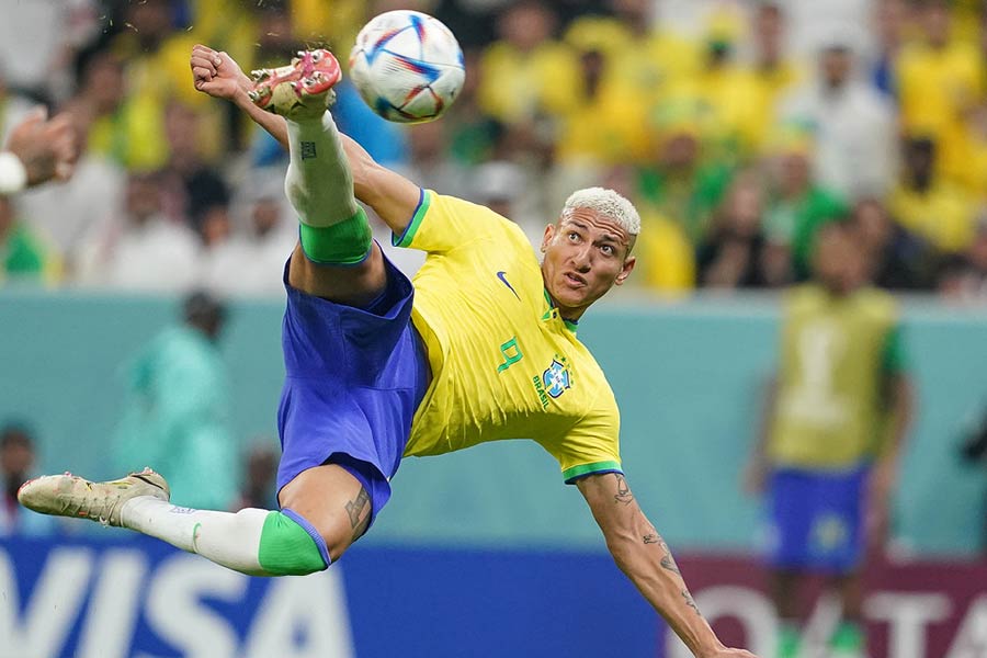 সার্বিয়া ম্যাচে ব্রাজিলের দুই গোলের নায়ক রিচার্লিসনের বয়স মাত্র ২৫ বছর। ৯ নম্বর জার্সি গায়ে ব্রাজিলের হয়ে এর আগেও অনেক ফুল ফুটিয়েছেন তিনি। চলতি মরসুমে ৭ ম্যাচে তাঁর গোল-সংখ্যা ৯। ব্রাজিলের কোচ বলেন, রিচার্লিসন নাকি ‘গোলের গন্ধ’ পান। তাঁকে আটকানো কঠিন।