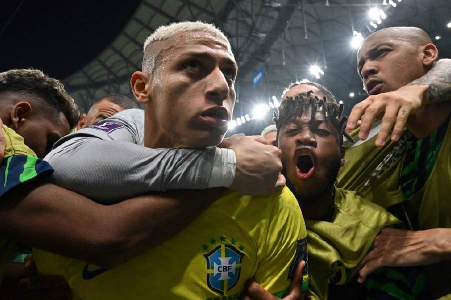 ব্রাজিলের এই তরুণ তুর্কি কিন্তু সোনার চামচ মুখে নিয়ে জন্মাননি। বরং তাঁর ছেলেবেলা দারিদ্রে দীর্ণ। গরিব পরিবারে চরম অর্থকষ্টের মধ্যে বেড়ে উঠতে হয়েছে ব্রাজিলের এই নতুন নায়ককে।