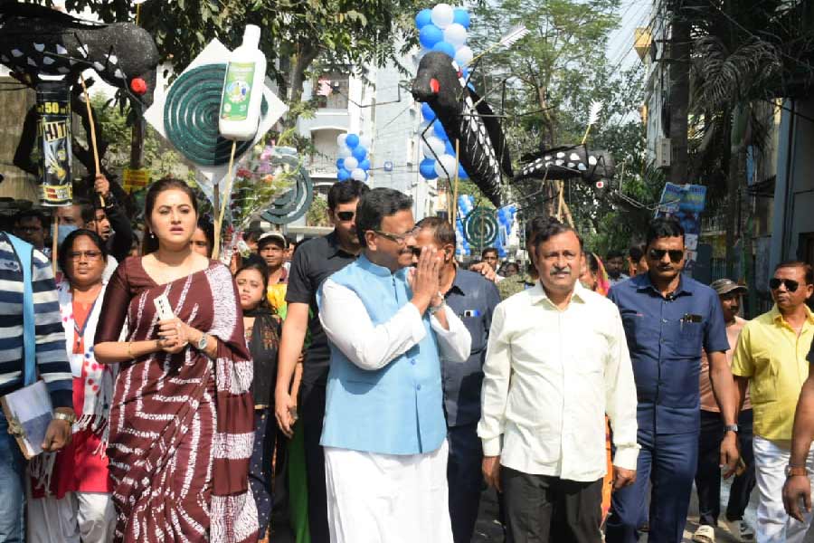 ১০৯ নম্বর ওয়ার্ডে সিংহবাড়ির কাছে ডেঙ্গি নিয়ন্ত্রণের এক কর্মসূচিতে কলকাতার মেয়র ফিরহাদ হাকিমের সঙ্গে অনন্যা বন্দ্যোপাধ্যায় এবং মলয় মজুমদার।