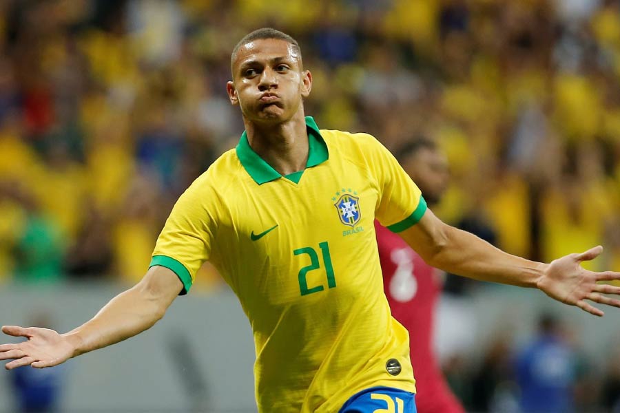 রিচার্লিসনরা পাঁচ ভাই-বোন। বড় হিসাবে তাঁর উপরে দায়িত্ব বরাবরই ছিল বেশি। সংসারে নিত্য অভাব, কোনও কোনও দিন আধপেটা খেয়েও শুয়ে পড়েছেন রিচার্লিসন। চোখে শুধু একটাই স্বপ্ন— ফুটবল।