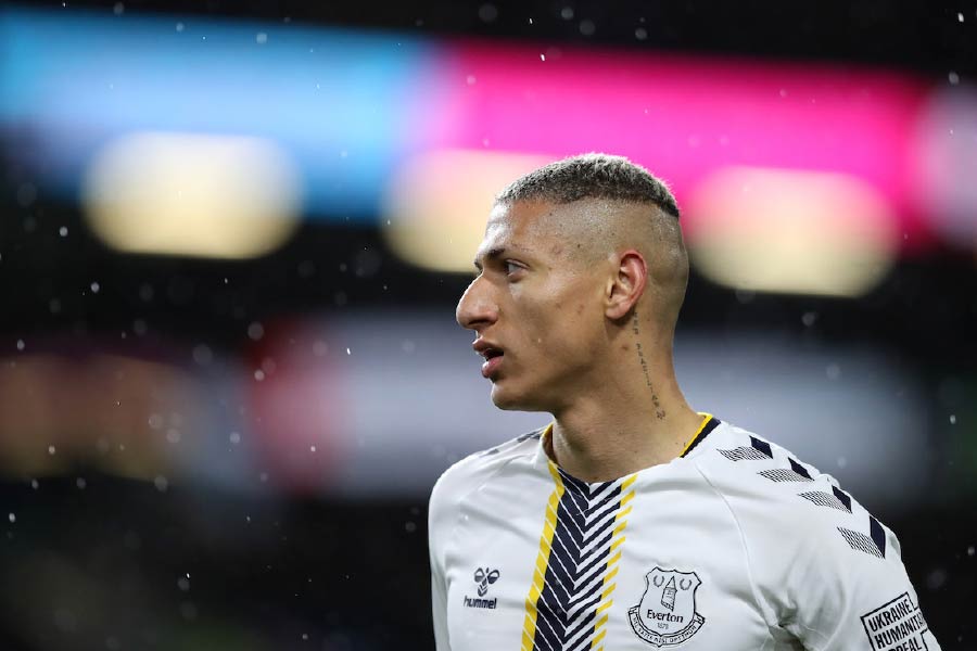 একটি সাক্ষাৎকারে রিচার্লিসন জানিয়েছিলেন, ৭ বছর বয়সে তাঁর বাবা তাঁকে প্রথম এনে দিয়েছিলেন ফুটবল। বাবার দেওয়া সেই উপহার পাথেয় করেই বড় হয়েছেন তিনি। ছোটবেলা থেকেই ফুটবল খেলতেন চুটিয়ে। খেলতে খেলতে ভুলে যেতেন যাবতীয় অভাব-অনটনের কথা।