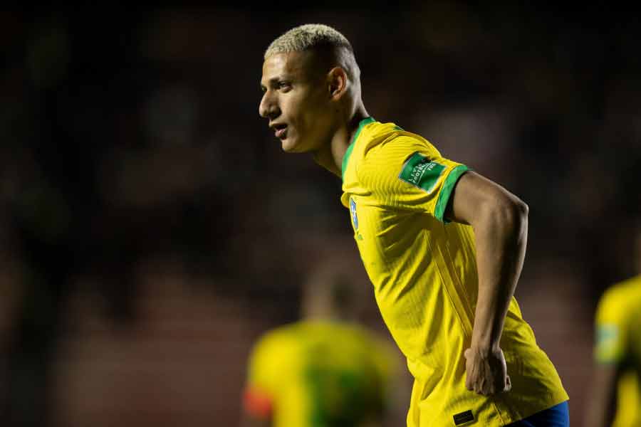 সাক্ষাৎকারে রিচার্লিসন বলেছেন, ‘‘আমার বন্ধুরা প্রায় সকলেই নিষিদ্ধ মাদক বিক্রি করত। কারণ, তাতে কম সময়ের মধ্যে অনেক টাকা রোজগার করে ফেলা যায়। কিন্তু এটা যে ঠিক নয়, সেটা আমি বুঝতে পেরেছিলাম। ওরা মাদক বিক্রি করত। আর আমি বিক্রি করতাম আইসক্রিম, চকোলেট। গাড়িও পরিষ্কার করেছি। কারণ, আমি সৎপথে রোজগার করে মাকে সাহায্য করতে চেয়েছিলাম।’’