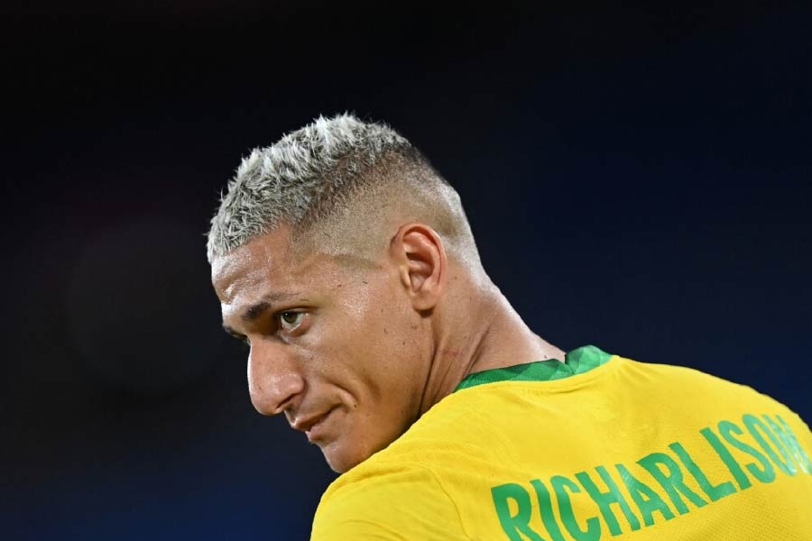 মাদক পাচারকারী বন্ধুদের সঙ্গে মিশতে মিশতে কী ভাবে বিপদে পড়েছিলেন রিচার্লিসন, নিজেই তা জানিয়েছেন। তাঁর বক্তব্য অনুযায়ী, এক বার বন্ধুদের সঙ্গে খেলার সময় ১৪ বছরের রিচার্লিসনকে ধরে ফেলেছিলেন এক মাদক পাচারকারী। তাঁর মাদক চুরি হয়ে গিয়েছিল। ওই পাচারকারী ভেবেছিলেন, চোর রিচার্লিসনই। কিশোর ফুটবলারের মাথায় পিস্তলও ঠেকানো হয়েছিল সে দিন।