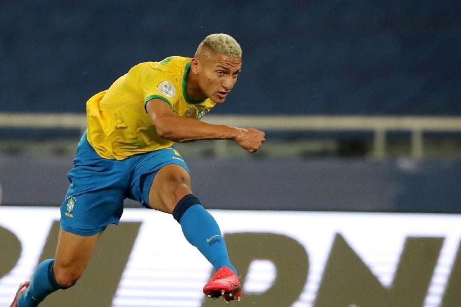 অতীতের সে দিনের কথা স্মরণ করে রিচার্লিসন বলেছেন, ‘‘সেই মুহূর্তে খুব ভয় পেয়ে গিয়েছিলাম। এক বার যদি পিস্তল চালিয়ে দিত, সব শেষ হয়ে যেত। ও আমাকে বলেছিল, আর যদি আমাকে আর আমার বন্ধুদের রাস্তায় খেলতে দেখে, তা হলে মেরেই ফেলবে! সেটা বলে অবশ্য ছেড়ে দিয়েছিল।’’