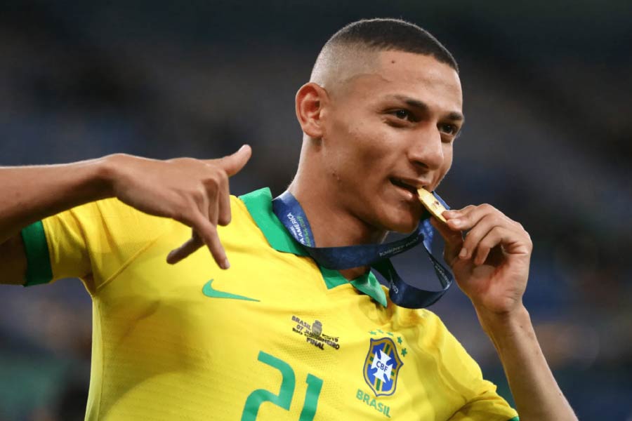 রিচার্লির বাবা তাঁকে ফুটবলার হিসাবে গড়ে তুলতে চেয়েছিলেন। শত অভাবের মাঝেও ফুটবলকে তিনি তাই হারিয়ে যেতে দেননি। রাস্তায় খেলতে খেলতে এক সময় রিচার্লির পায়ের জাদু চোখে পড়ে স্থানীয় এক শিল্পপতির। সেখান থেকেই ইতিহাসের শুরু।