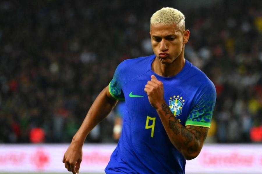 সেই শিল্পপতি কিশোর রিচার্লিকে নতুন এক জোড়া বুট কিনে দিয়েছিলেন। নিয়ে গিয়েছিলেন ‘আমেরিকা মিনেইরো’ নামের একটি দ্বিতীয় ডিভিশনের ক্লাবে। সেখান থেকেই রিচার্লির উত্থান শুরু। পরে ডাক পান ইংল্যান্ডের ওয়াটফোর্ড ক্লাবে। আর পিছন ফিরে তাকাতে হয়নি তাঁকে।