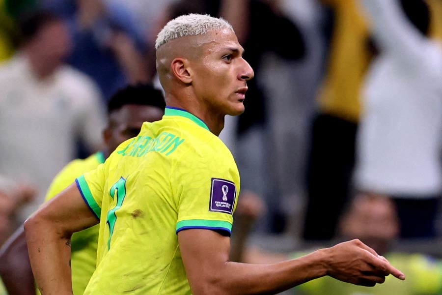 ওয়াটফোর্ড থেকে এভার্টন ক্লাবে যান রিচার্লি। ২০২২ সালে তাঁকে ৬ কোটি পাউন্ড (ভারতীয় অর্থমূল্যে প্রায় ৫৯২ কোটি টাকা) খরচ করে কিনে নিয়েছে টটেনহ্যাম।