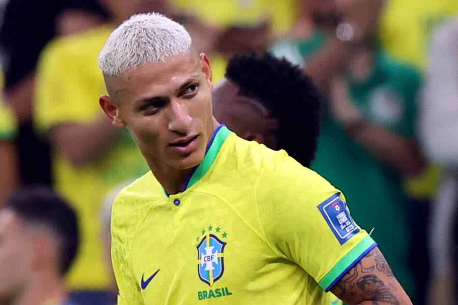 সাফল্য সহজ ছিল না। এক সময় ইউরোপের একের পর এক ক্লাব তাঁকে ফিরিয়ে দিয়েছিল। ফুটবল ছেড়ে দেওয়ার কথাও ভেবেছিলেন। রিচার্লির কথায়, ‘‘আমার হাতে এত আঙুল ছিল না, যে গুনব কত ক্লাব আমাকে ফিরিয়ে দিচ্ছে! ফুটবল ছেড়েই দেব ভেবেছিলাম।’’