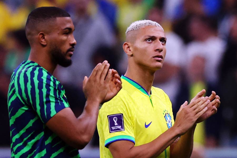 বর্ণবৈষম্য থেকে শুরু করে পুলিশি জুলুম, অবিচার— মাঠের বাইরে নানা সময়ে মুখ খুলতে দেখা গিয়েছে রিচার্লিসনকে। ২০২০ সালে উরুগুয়ের বিরুদ্ধে ব্রাজিলের ২-০ জয়ে একটি গোল করেছিলেন রিচার্লি। তবে সেই এলাকায় বিদ্যুৎ সংযোগ ছিল না। যা নিয়ে তিনি প্রকাশ্যেই বলেছিলেন, ‘‘বিদ্যুৎ না থাকায় আমার গোল তো এখানকার মানুষ দেখতেই পাবেন না! আশা করি এই সমস্যার সমাধান শীঘ্রই হবে।’’