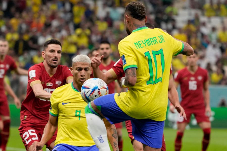 মাঠে হোক বা মাঠের বাইরে, নানা বিষয়ে বরাবরই ঠোঁটকাটা ব্রাজিলের রিচার্লি। দারিদ্রের সঙ্গে লড়াই করে এখন তিনি বিশ্বকাপের নায়ক। তাঁর সাইড ভলি নিয়ে চর্চা থামতেই চাইছে না। ব্রাজিল নিয়ে বিশ্বকাপের প্রত্যাশার পারদ এক রাতেই চড়িয়ে দিয়েছেন রিচার্লিসন। তাঁকে কুর্নিশ জানাচ্ছেন আপামর ফুটবলপ্রেমী।