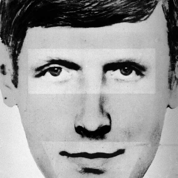 প্রমাণ থাকলেও খুনিকে কেন পাকড়াও করেনি পুলিশ? বিবিসি-র ওই পডকাস্টে দাবি করা হয়েছে, নিজের পরিচয় গোপন রাখতে ‘বাইবেল জন’-কে সাহায্য করেছিলেন পুলিশের শীর্ষকর্তারাই। কারণ, ওই সিরিয়াল কিলার নাকি আসলে এক শীর্ষকর্তার তুতো ভাই। 