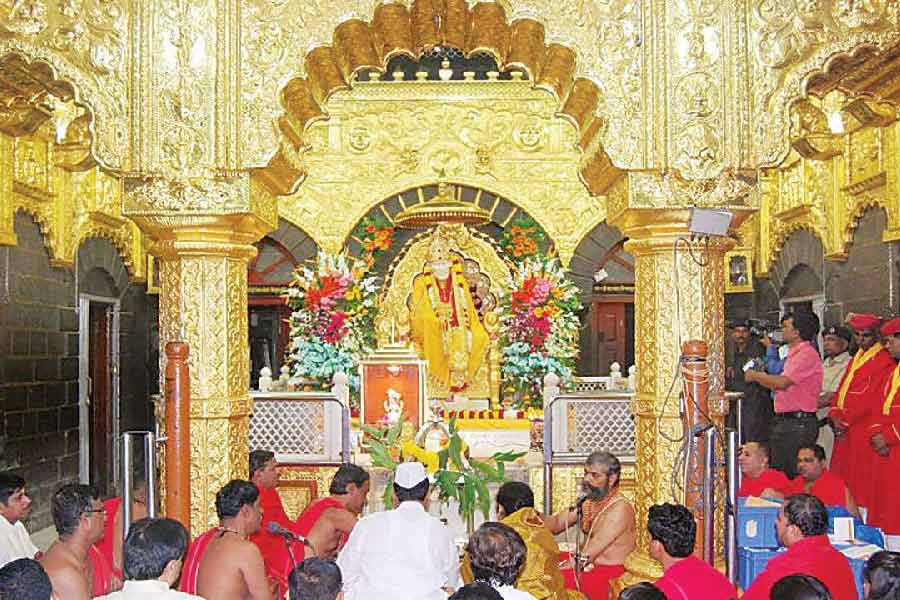 তিন বছরে বাকি ছিল ১৭৫ কোটি টাকার কর! তবে সেই ১৭৫ কোটি টাকার কর থেকে মুক্তি দেওয়া হল শিরডির শ্রী সাইবাবা মন্দিরকে।