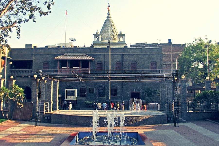 প্রতি বছর সারা বিশ্ব থেকে লক্ষ লক্ষ মানুষ শিরডির সাইবাবার মন্দিরে এসে ভিড় করেন। মহারাষ্ট্রের ঔরঙ্গাবাদ জেলার শিরডিতে এই মন্দির রয়েছে। গরিব মানুষদের সাহায্য করার যে উদ্যোগের কথা মন্দির কর্তৃপক্ষ বলেন, সেই উদ্যোগে শামিল হতে অনেকেই মন্দিরে লক্ষ লক্ষ টাকা দান করেন।