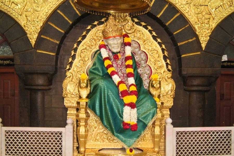 কয়েকটি প্রতিবেদন অনুযায়ী, দরিদ্রদের সাহায্য করার জন্য শিরডি মন্দিরের ভান্ডারে নাকি প্রায় আড়াই হাজার কোটি জমা রয়েছে। রয়েছে হাসপাতাল, স্কুলও।