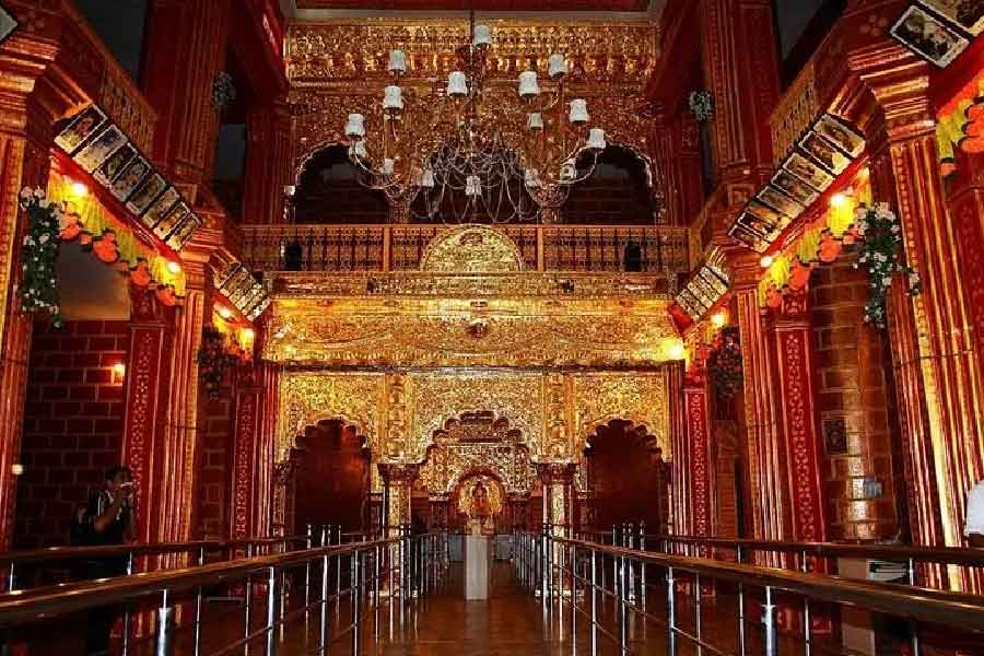 ওই প্রতিবেদন অনুযায়ী, ২০১৭-র রাম নবমীতে বেনামে মন্দিরের নামে ১২ কেজি সোনাও দান করা হয়েছিল।