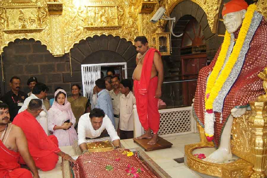 নোটবন্দির পর থেকে এই মন্দিরে নগদ টাকার থেকে সোনা-রুপোর দান বেড়েছে বলেও সূত্রের খবর। এক জন ভক্ত এক বার মন্দিরে খাঁটি রুপোর তৈরি দু’টি বাক্স দান করেন। এই বাক্সদু’টির মোট ওজন ছিল প্রায় ৬৫ কেজি।