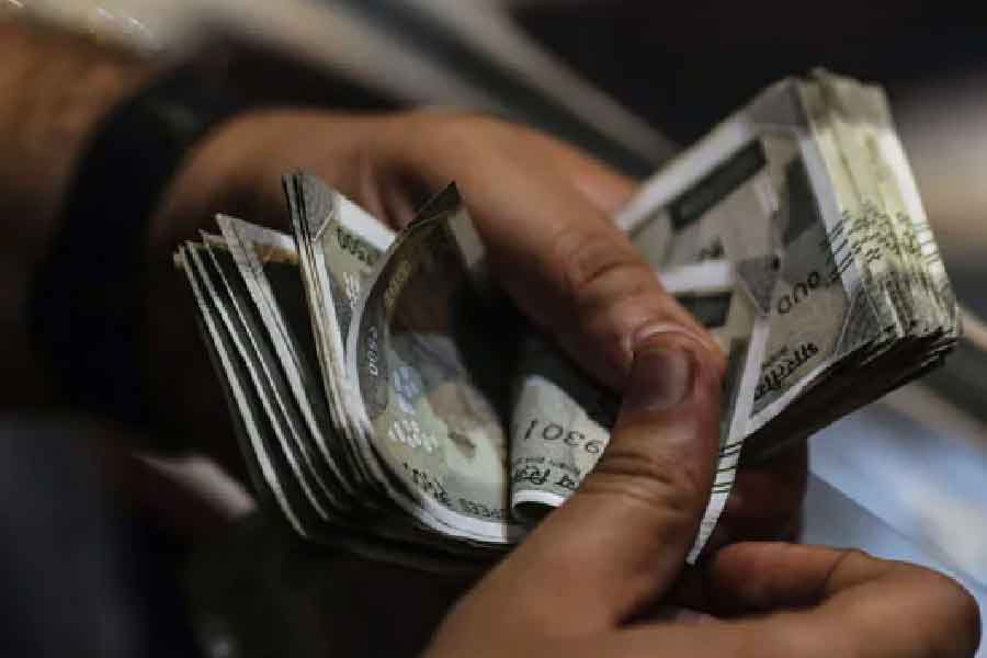 সংবাদ সংস্থার প্রতিবেদন অনুযায়ী, মন্দিরের ব্যাঙ্ক অ্যাকাউন্টে নগদ প্রায় ১৮০০ কোটি টাকা জমা রয়েছে।