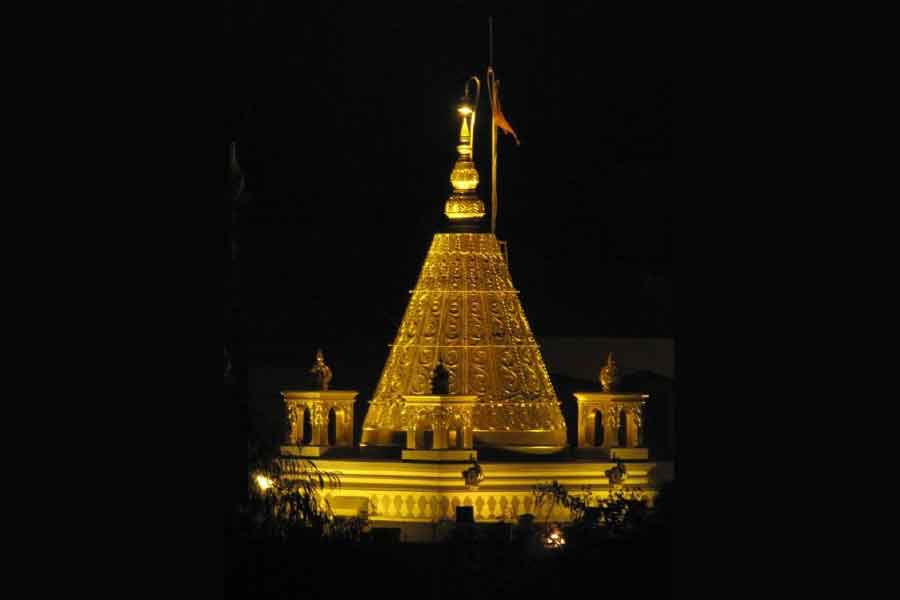 মন্দিরের এক পাশে সাইবাবার সমাধিস্থলও রয়েছে।