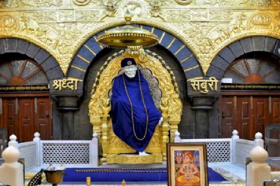 শিরডি সাইবাবা মন্দিরের প্রধান আকর্ষণ হল সাইবাবার মূর্তি। এই মূর্তির সামনে বসেই ভক্তেরা নিজেদের মনস্কামনা জানান। সাইবাবার মূর্তি যে সিংহাসনে উপর আছে, সেই সিংহাসনটিই মোট ৯৪ কেজি খাঁটি সোনা দিয়ে তৈরি।