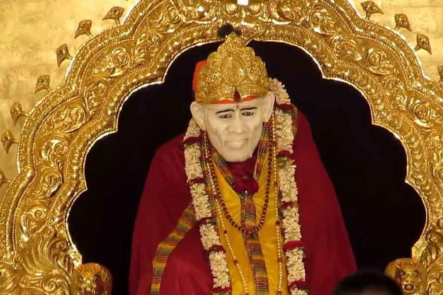 অনুগামীরা দাবি করেন, সাইবাবা অলৌকিক শক্তির অধিকারী ছিলেন। তিনি নাকি মনের কথাও পড়তে পারতেন। এ ছাড়া ইচ্ছামতো সমাধিতে প্রবেশ করা, জল দিয়ে প্রদীপ জ্বালানো, অসুস্থ ব্যক্তিকে সুস্থ করে তোলার মতো অনেক কিছুই নাকি তিনি করতে পারতেন।