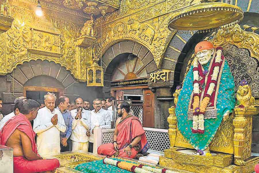 ভক্তেরা এ-ও দাবি করেন যে, দর্শনের সময় তিনি বিভিন্ন ভক্তের কাছে রাম, বিষ্ণু, শিব এবং অন্যান্য দেবতার রূপে আবির্ভূত হয়েছেন।