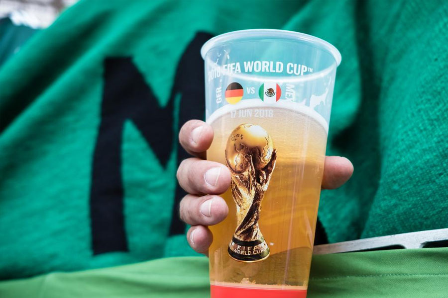 কাতারে ফুটবল বিশ্বকাপ নিয়ে বিতর্ক নতুন নয়। এই দেশের নানা রক্ষণশীল নিয়মকানুনে ফুটবলপ্রেমীরা সার্বিক ভাবে খুশি নন। বিশ্বকাপ শুরুর মুখেই কাতারের শাসক শিবির জানিয়ে দেয়, স্টেডিয়ামে বসে মদ্যপান একেবারে নিষিদ্ধ।