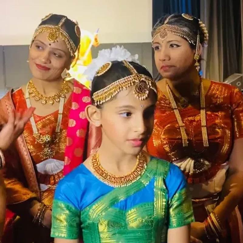 কথা হচ্ছে ইংল্যান্ডের প্রধানমন্ত্রী ঋষি সুনকের ছোট মেয়ে অনুষ্কা সুনককে নিয়ে। এক অনুষ্ঠানে সম্প্রতি ভারতীয় নাচে তাক লাগিয়ে দিয়েছে সে। তার নাচের ভিডিয়ো হু হু করে ভাইরাল হয়ে গিয়েছে সমাজমাধ্যমে।