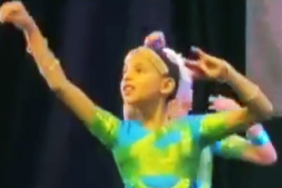 মাত্র ১৫ সেকেন্ডের ভিডিয়োয় দেখা গিয়েছে, মঞ্চে দাঁড়িয়ে হাত নেড়ে নেড়ে নাচের এক-একটি মুদ্রা নিখুঁত দক্ষতায় ফুটিয়ে তুলেছে অনুষ্কা। তার পরনে ছিল আকাশি নীল আর সবুজ রঙের শাড়ি। আটপৌরে কায়দায় শাড়ি পরেছে সে। মাথায় বড় খোঁপা, জড়ানো সাদা ফুলের মালা।