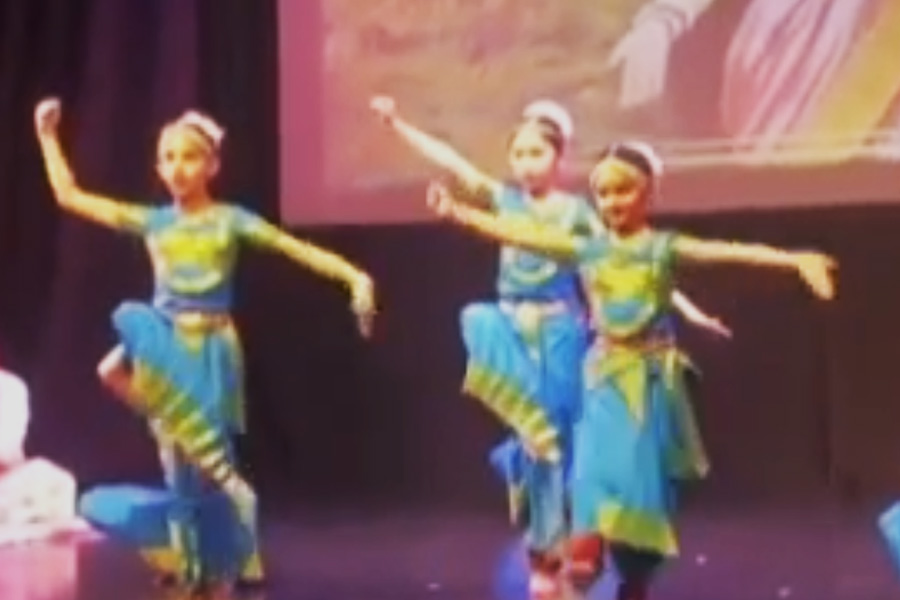 যে গানের সঙ্গে অনুষ্কাকে নাচতে দেখা গিয়েছে, সেটি সংস্কৃত দুর্গা-বন্দনা। ‘দুর্গতিনাশিনী’-র বন্দনায় কুচিপুড়ি নৃত্যকলা ফুটিয়ে তুলেছে ইংল্যান্ডের প্রধানমন্ত্রীর মেয়ে।