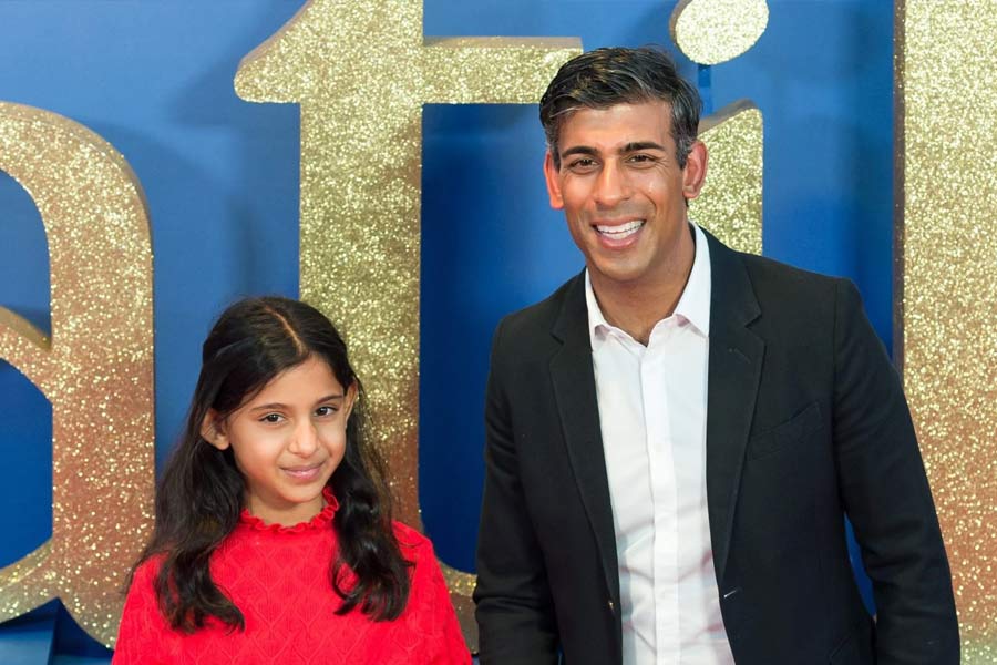 অনুষ্কার বাবা ঋষি ইংল্যান্ডের প্রধানমন্ত্রী হিসাবে শপথ গ্রহণ করেছেন ২৫ অক্টোবর। তার আগে দীর্ঘ দিন মন্ত্রী হিসাবে দায়িত্ব সামলেছেন পোড়খাওয়া এই রাজনীতিবিদ। ফলে ছোটবেলা থেকেই রাজনীতির আবহে বড় হয়ে উঠেছে অনুষ্কা। 